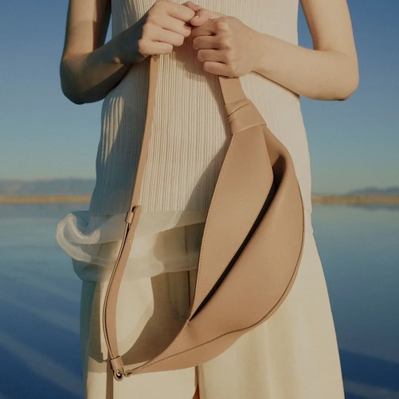 

New Smooth Cowhide Crossbody Women's Bag Fashionable Commuter Versatile Bull Horn Bag