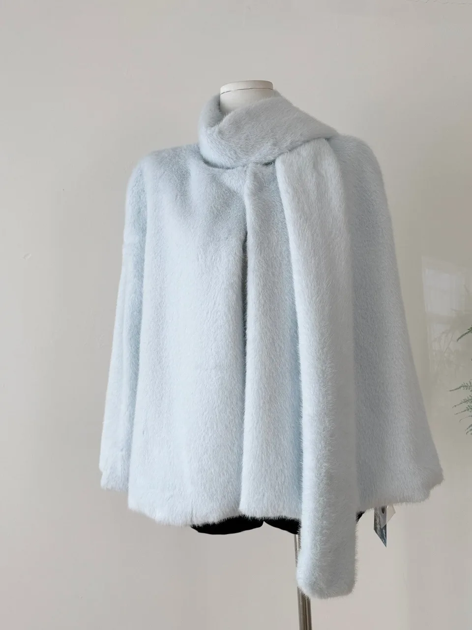 لينة Sle فروي ملابس خارجية المرأة فضفاضة تناسب معطف الشتاء الأزرق 2025 العصرية التخسيس تنوعا القلنسوة Ne معطف السيدات Faion