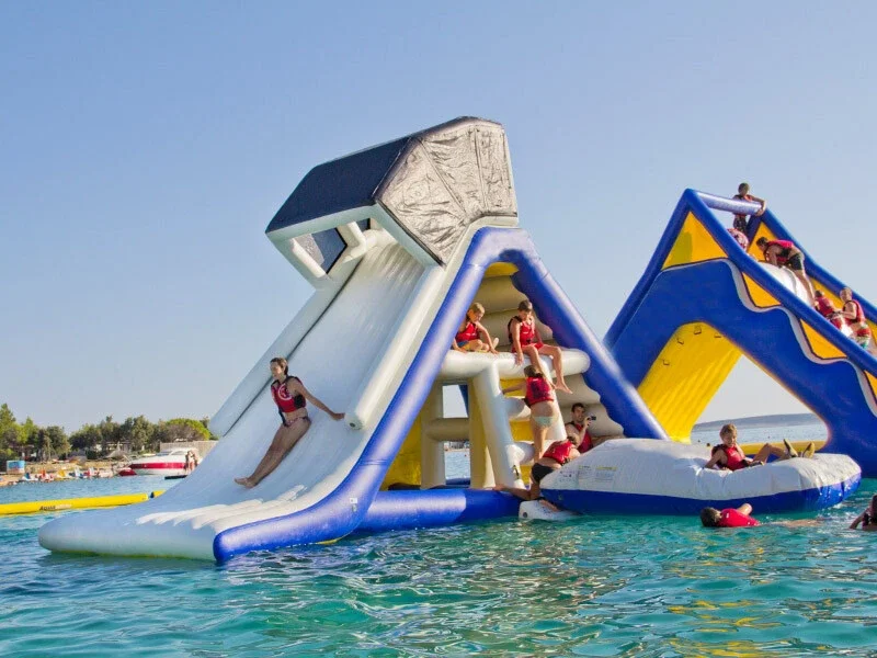 

//Inflatable Floating Water Park Trampoline Water Triangle Slide Inflatable Triangle Climbing Water Slide For Adults And Kids