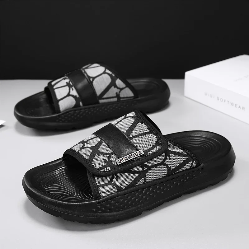 Scarpe da spiaggia traspiranti e confortevoli con suola morbida in EVA estiva Sandali da passeggio antiscivolo maschili alla moda Pantofole casual con suola spessa concisa da uomo