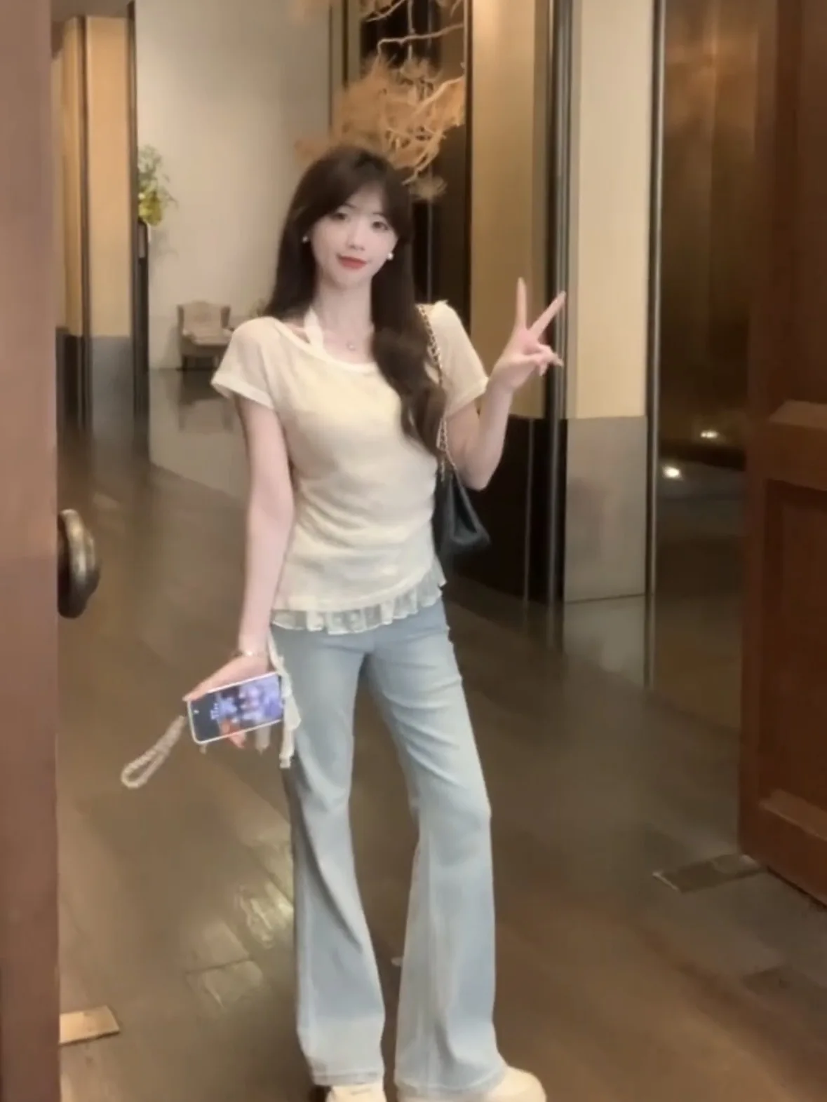 Zestaw dwuczęściowy: top na ramiączkach z koronkowym wykończeniem i bluzka z odkrytymi ramionami, letni, z wyczuciem stylu.