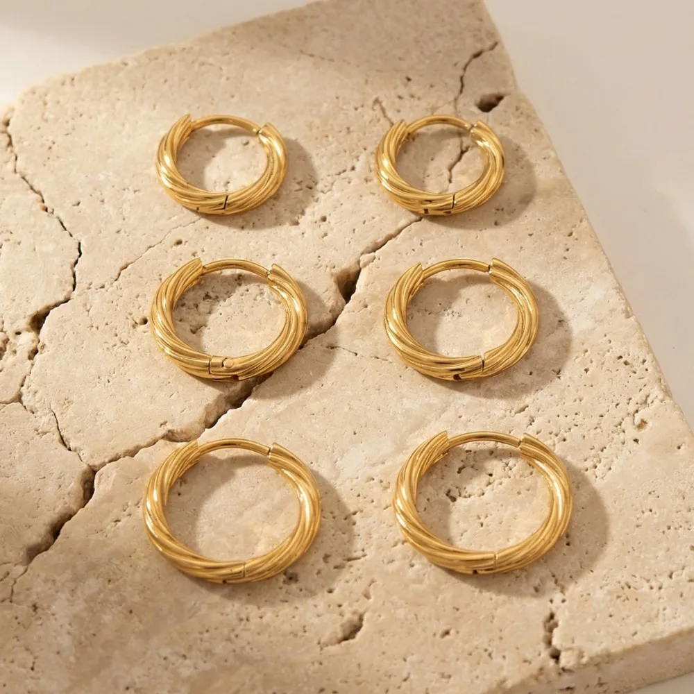 Verfügbar in 3 Größen Gedrehte Creolen aus Edelstahl Huggie-Ohrringe für Frauen 18k Vergoldete Spiral-Ohrreifen Kreisförmige Ohrringe