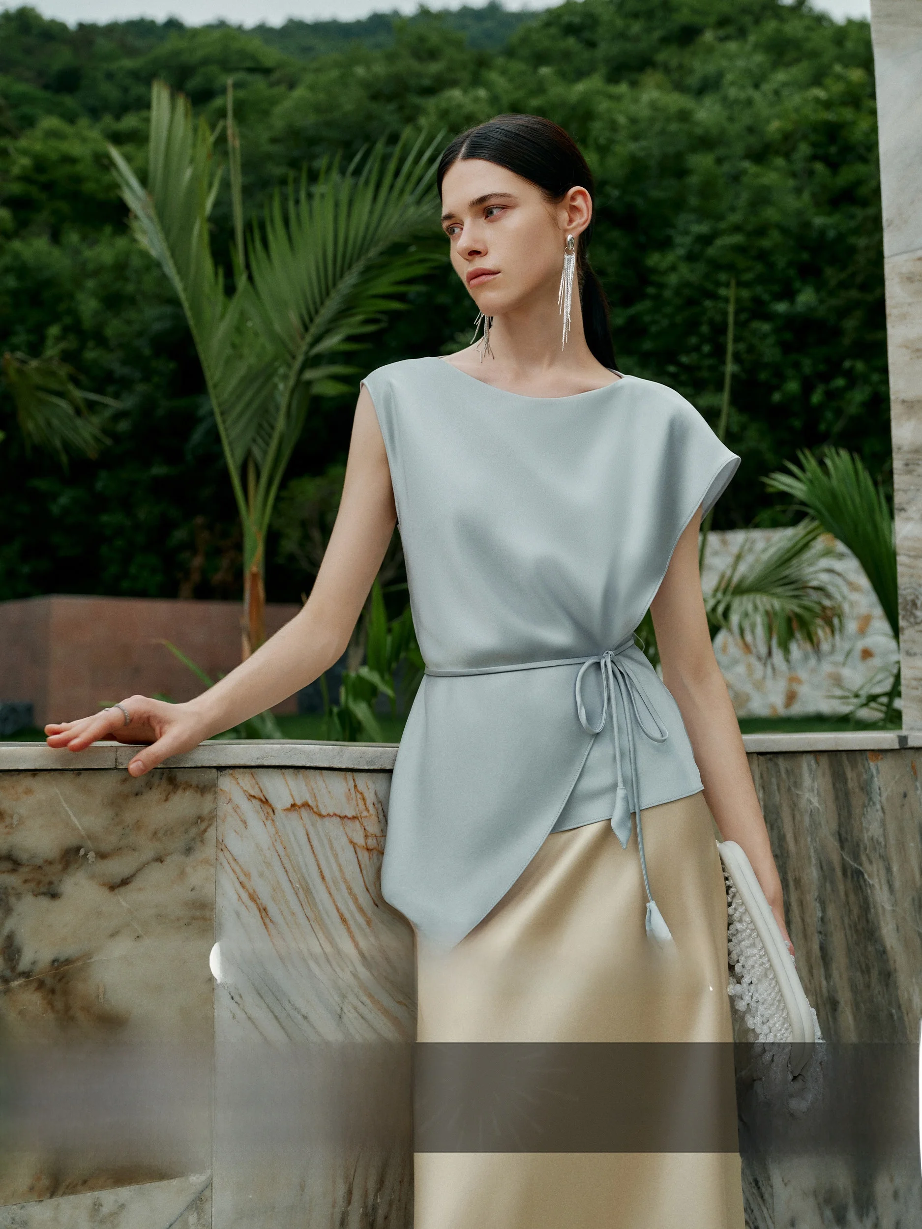 

Летнее женское платье CA Paris Artist из ацетатного двустороннего сатина, свободного кроя, с эффектом стройности, с круглым вырезом, нейтрального цвета