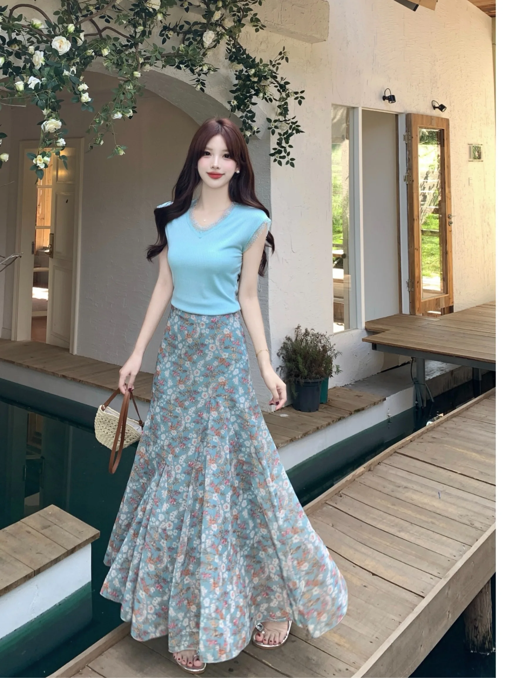 

plus Size Women's Vintage Blue V-Neck Short Sleeve T-Shirt High Waist A-Line Floral Halter Skirt Summer Fashion Set Korean Style