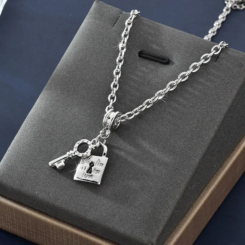 

A unique, simple and versatile women's necklace, a buttonless key necklace, a round collarbone necklace, a retro necklace