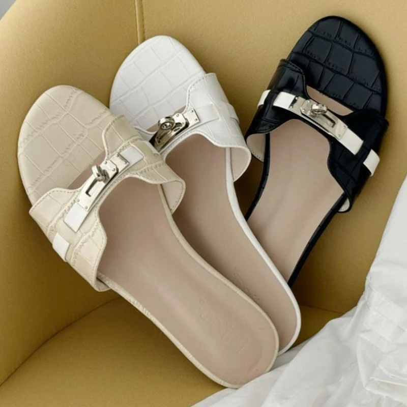 

Fashion Metal Decoration Slippers for Women Sexy Open Toe Round Toe Comfort Flat Sandals Summer Beach Brand Designer Casual Shoe