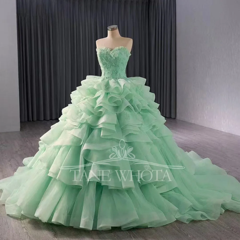 Abiti Quinceañeras Princesas 2025 Sweetheart senza maniche con lacci sul retro Perline Paillettes a strati Abito lungo verde personalizzato