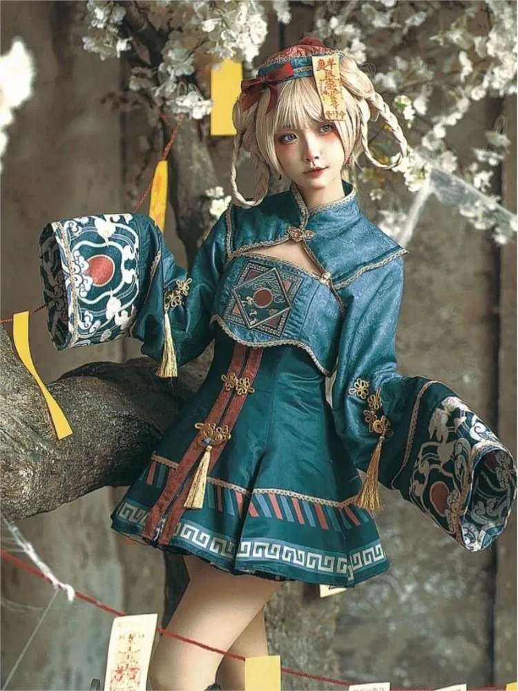 

Halloween costume role-playing daily dress