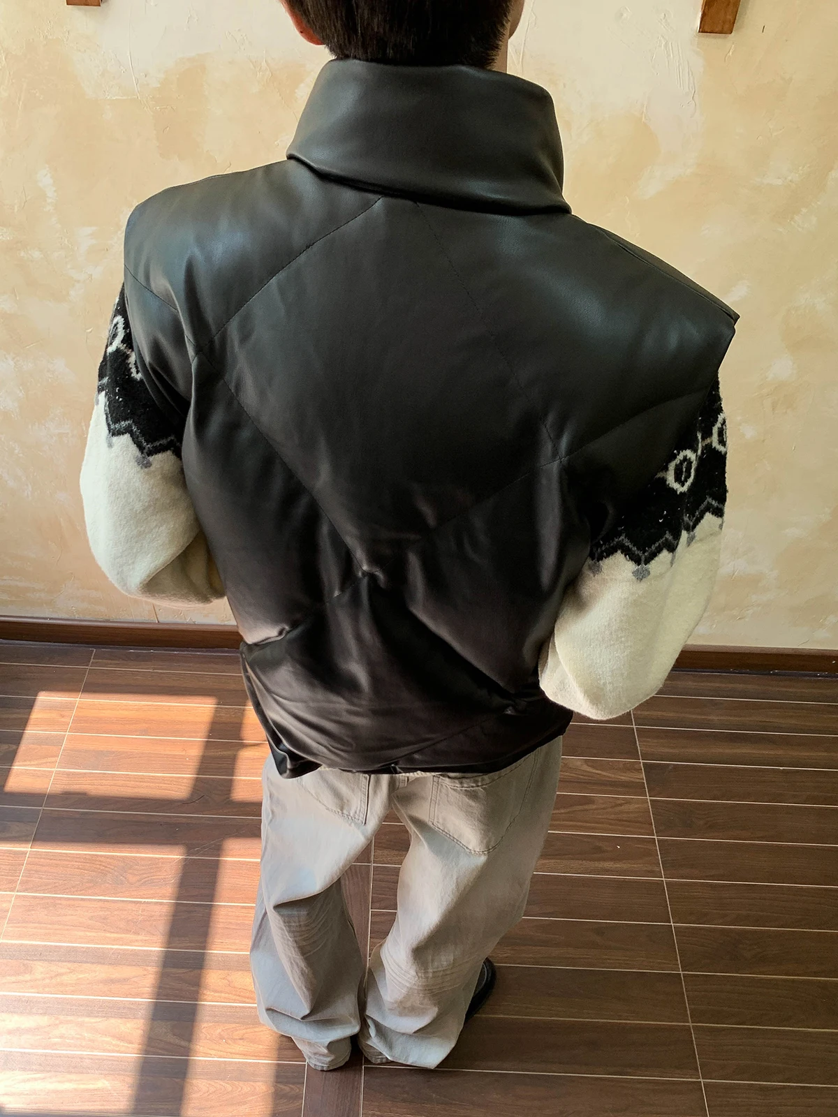 سترات رجالية لشتاء 2025 على الطراز الأمريكي الجديد من جلد البولي يوريثان بياقة واقفة سترات عصرية دافئة وسميكة بدون أكمام سترات أنيقة بدون أكمام