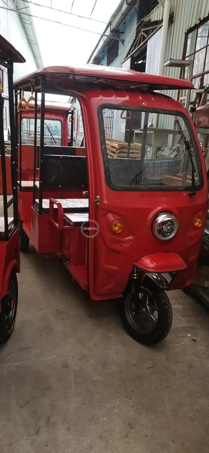 Venda quente Triciclo elétrico de 3 rodas para adultos veículo carrinho de passageiros turísticos cor vermelha tuk tuk carro com painel solar
