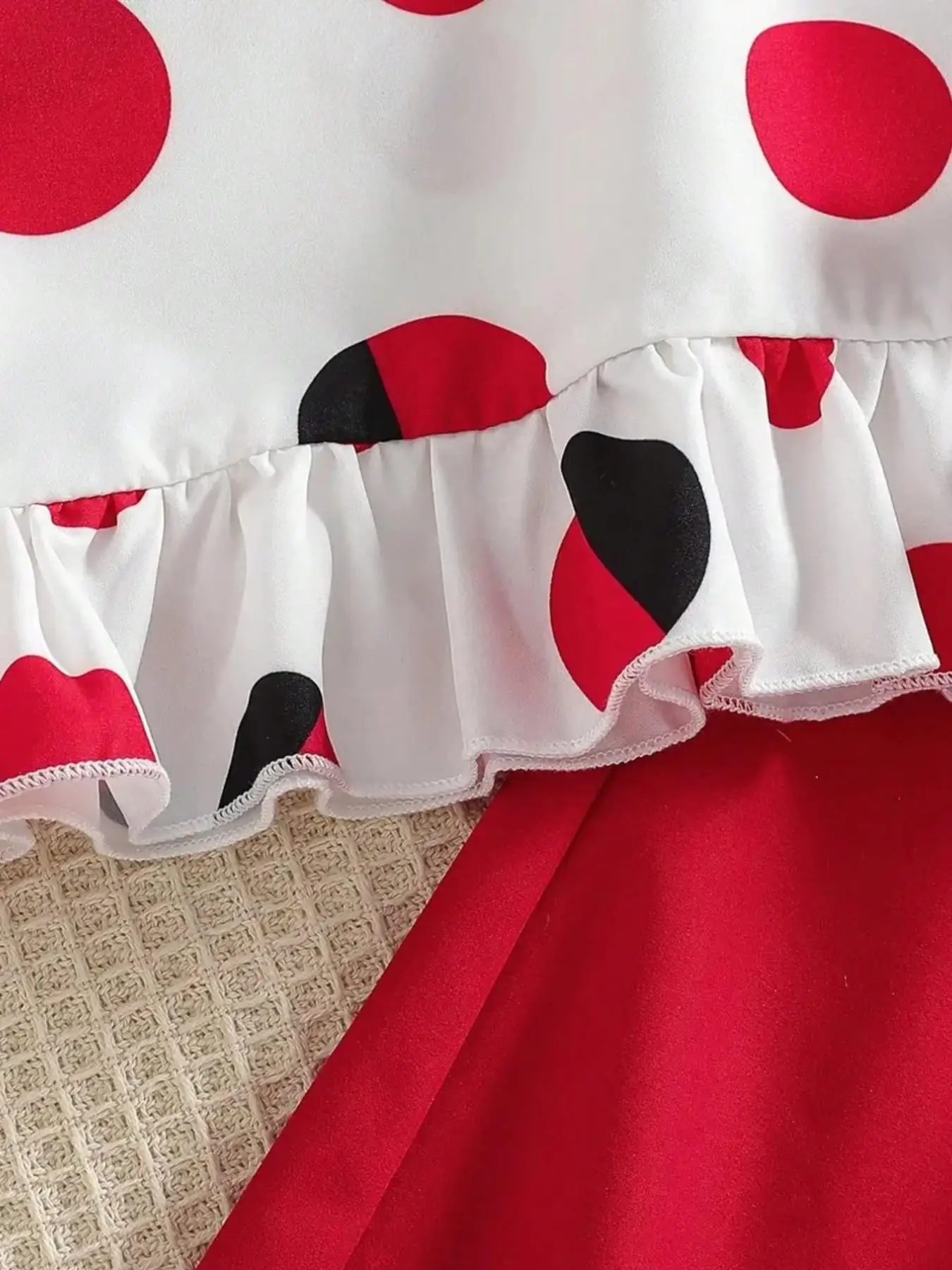 Sommerliches, lässiges, gepunktetes, ärmelloses Oberteil und weit geschnittene Hose für Mädchen mit gerüschtem Schleifendesign für Shopping und Partys. – Detail 6