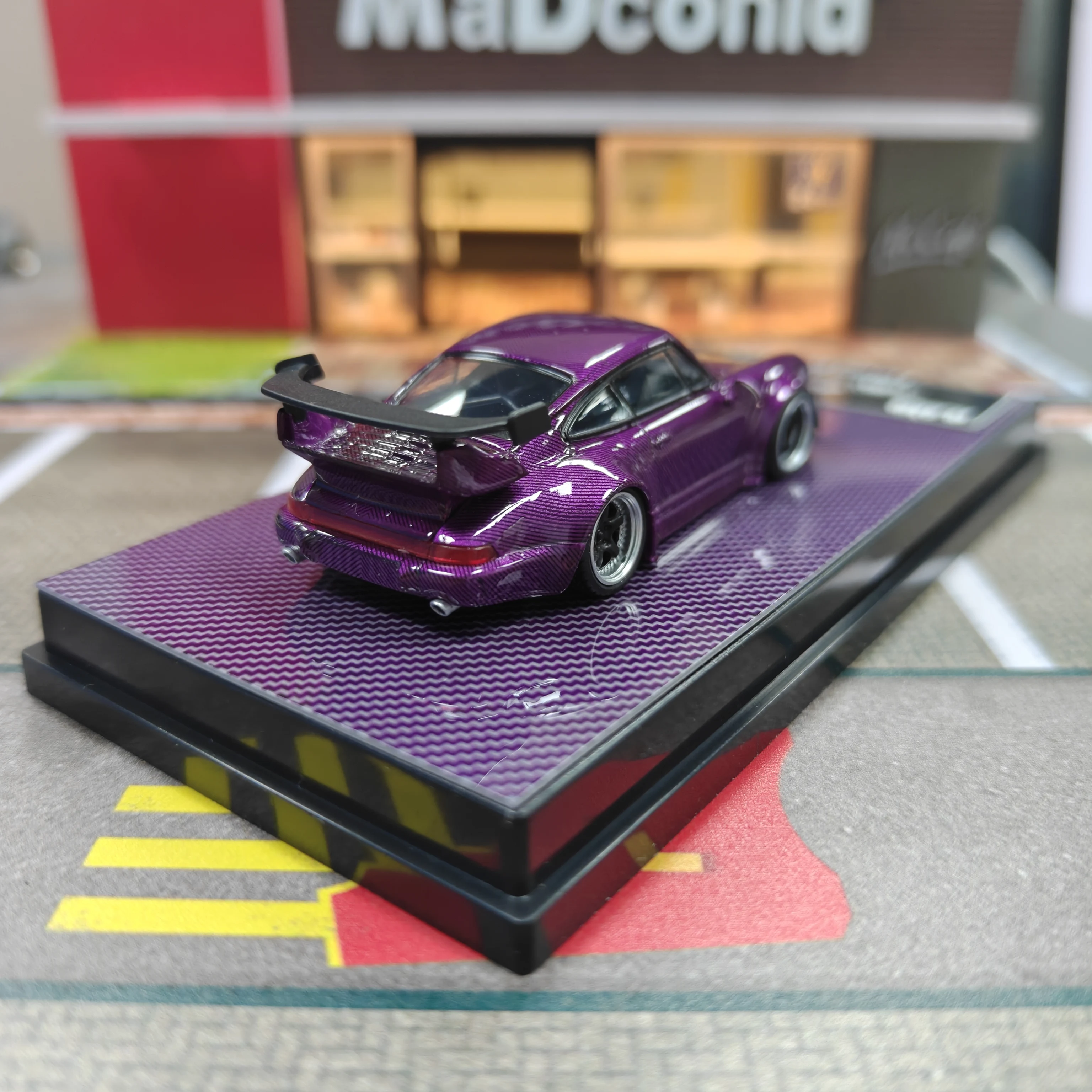 รถโมเดลเหล็กหล่อ Flame 1:64 RWB 993 รุ่น Wide-body Modified สีม่วง