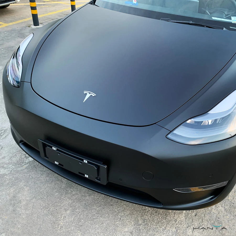 Pellicola autoadesiva per carrozzeria auto da imballaggio automobilistico. Involucro in vinile nero opaco puro