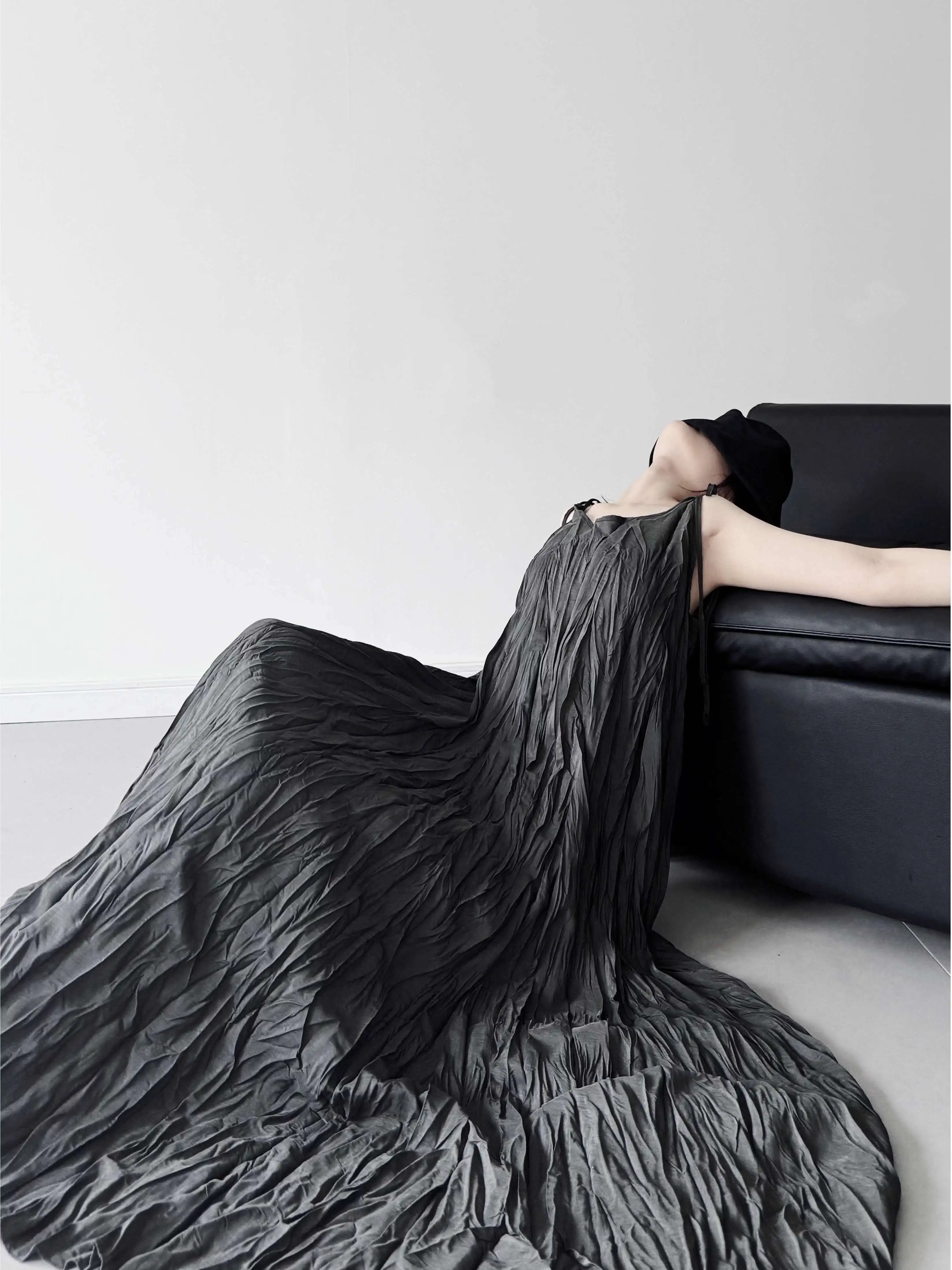 UMI MAO Design di piccola nicchia con pieghe irregolari Abito a canotta con scollo a V Effetto dimagrante estivo Appeso Gonna lunga altalena