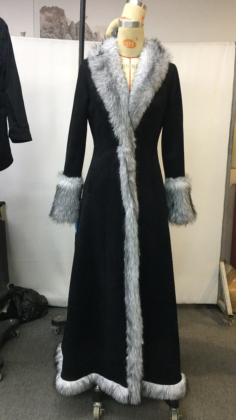 Damska kurtka zamszowa w stylu vintage, czarna, z etnicznymi elementami i wykończeniem z futra lisa srebrnego, długi płaszcz.