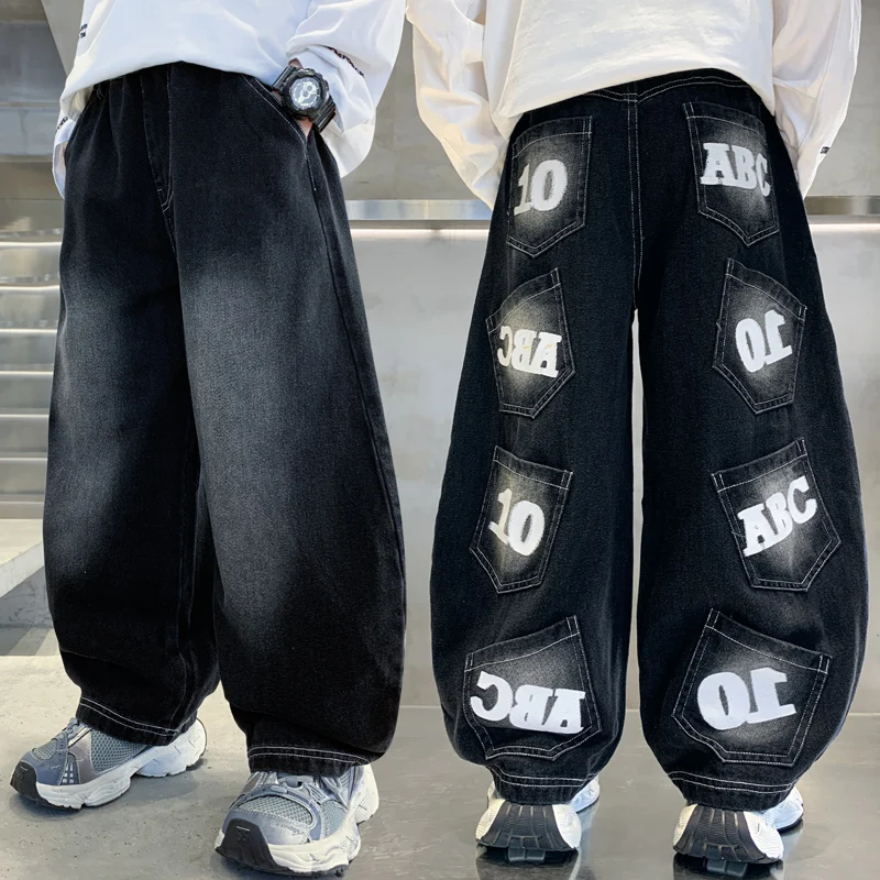 

Новые весенние джинсы для мальчиков и девочек-подростков, джинсовые штаны с эластичной резинкой на талии и несколькими карманами с буквами, окрашенные распылением, детские брюки 4–14 лет