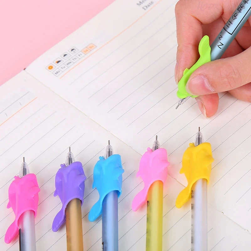 Outil d'apprentissage de l'écriture en silicone pour bébé, dispositif d'écriture, dispositif de ration, stylo poisson, aide à l'écriture, poignée, saisie de crayon pour enfants, 5 à 100 pièces par ensemble