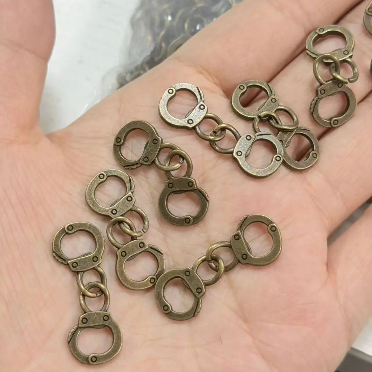 New 10pcs Cool Retro Gold Handcuffs Pendants Diy Alloy Jewelry Decorations Ancient Bronze Silver Color Manacle Nail Charms Parts