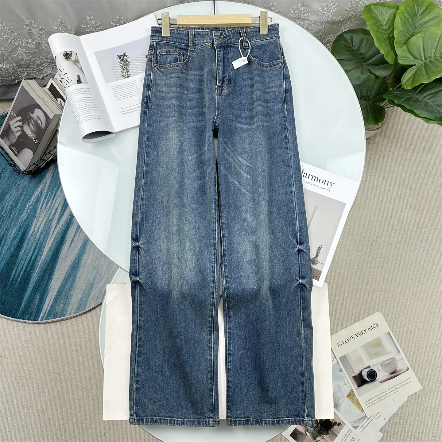 

Весна 2026: Новинка! Женские джинсы с широкими штанинами и средней/заниженной талией, прямого кроя, из хлопкового стрейч-денима, с двойной окраской индиго, на пуговицах.