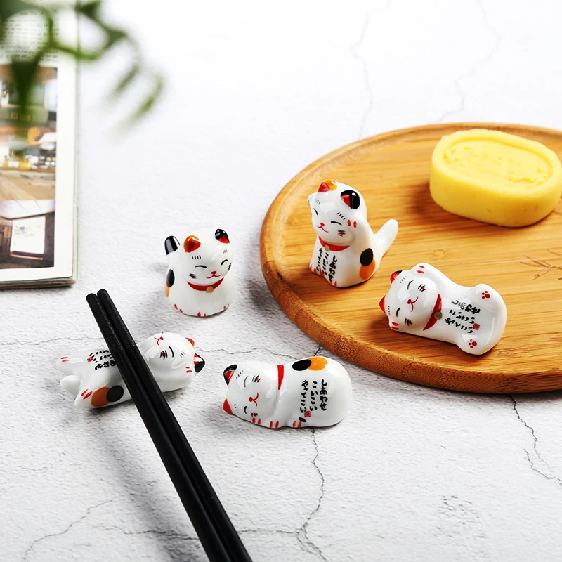 1pc Lucky Cat Ceramic Chopsticks Holder Chopsticks Pillow Hotel Restaurant Chopsticks Holder Japanese Style Kitten Pen Holder