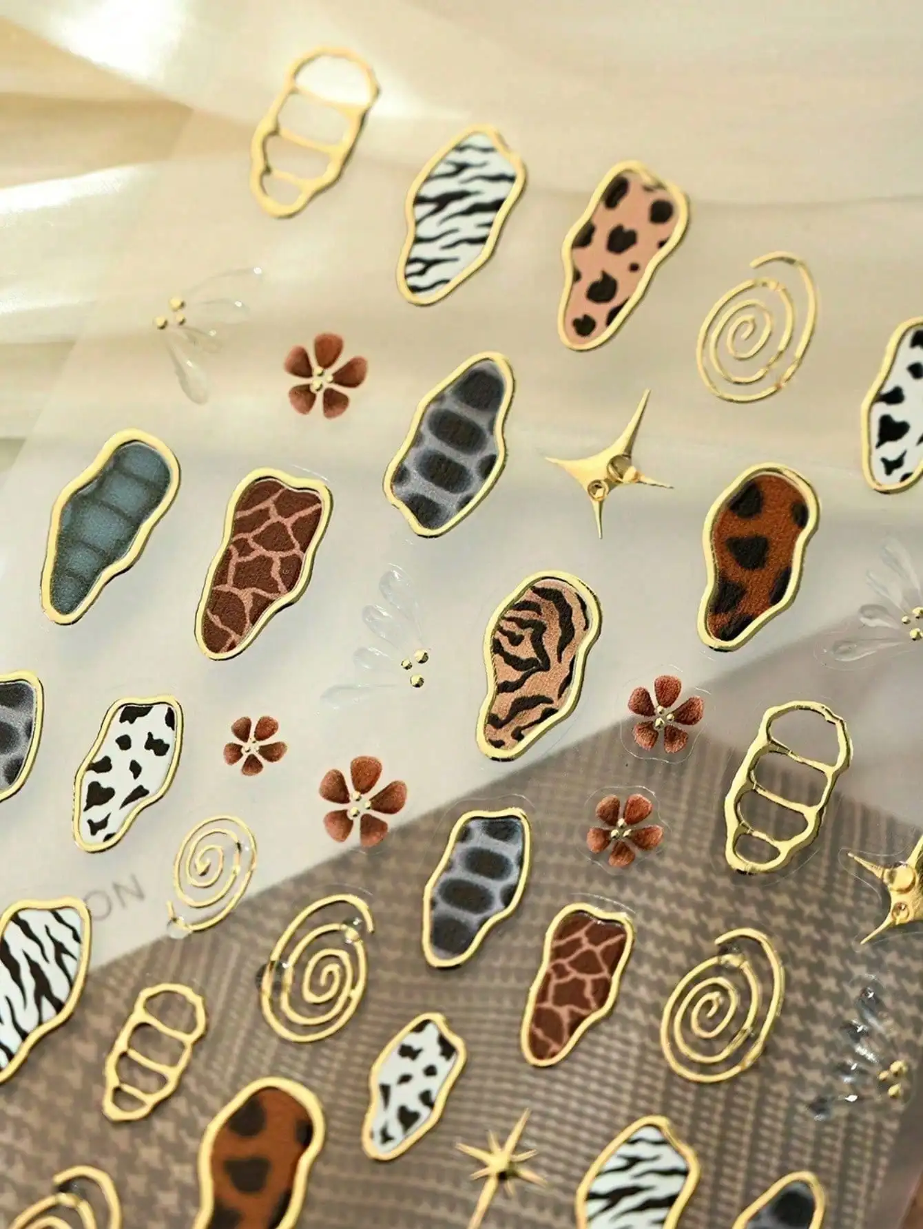1pc French Leopard Print Chromatic Gold Jelly Butterfly Wings Irregular Geometric Press-On Nail Stickers 5D Nail Art Avant-Garde Enchanting Edgy Self Adhesive Nails For Women Unique DIY Manicure Decals
