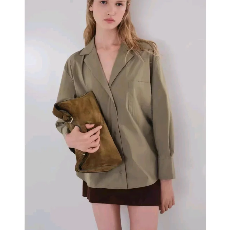 وصل حديثًا لفصل الخريف: قميص حرير نسائي بتصميم بسيط، بأكمام طويلة وجيوب مزينة، ذو صف واحد من الأزرار، فضفاض ومريح، مثالي للتن...