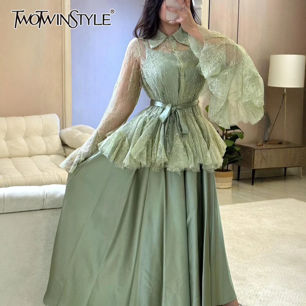 

Комплект из двух предметов TWOTWINSTYLE: Жакет с отложным воротником и длинными рукавами, кружевными вставками и юбка макси с завышенной талией. Новинка.