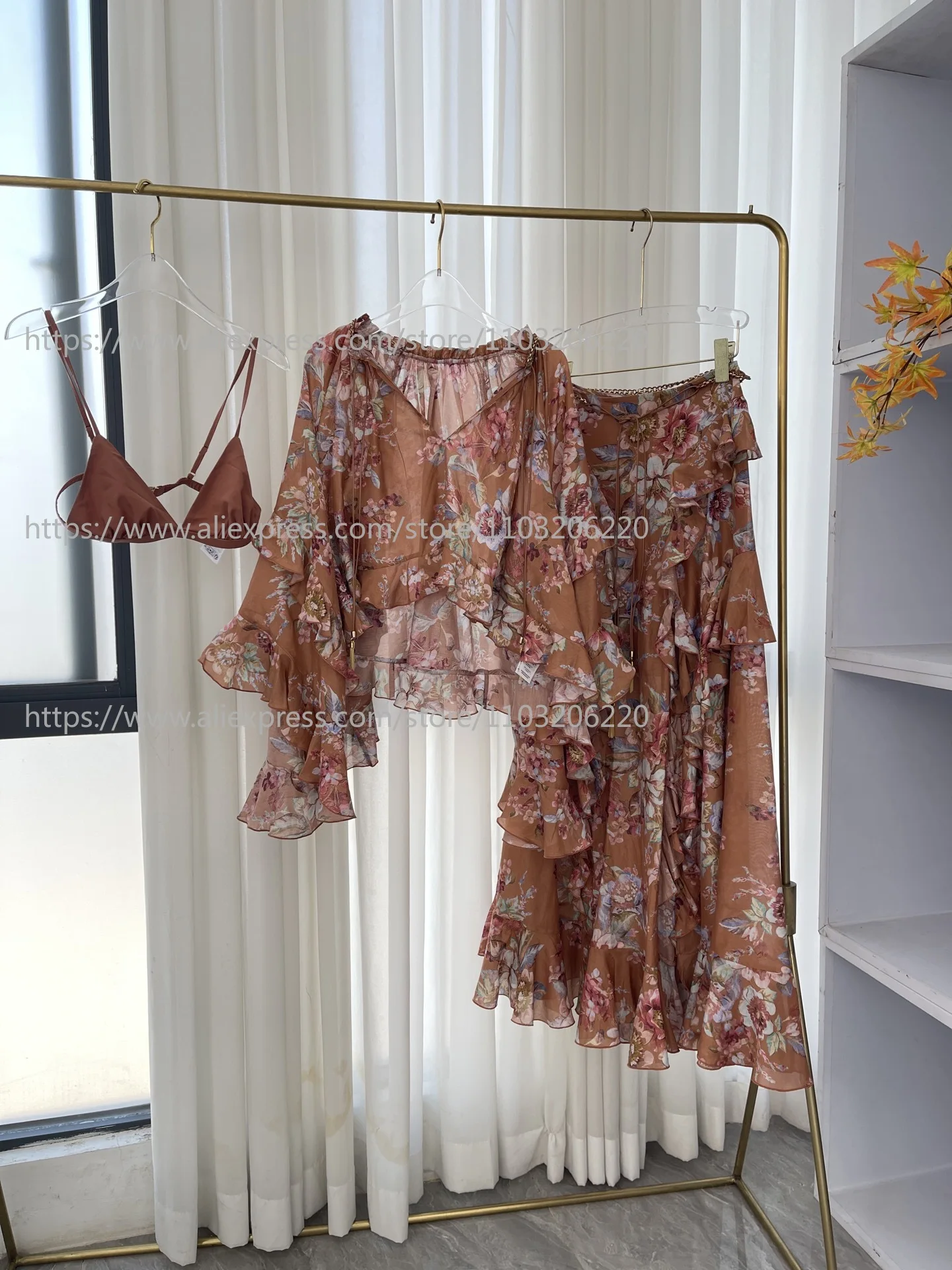 

Красный комплект из блузки с цветочным принтом, рюшами и длинными рукавами, и юбки миди, новый дизайн 2026 года