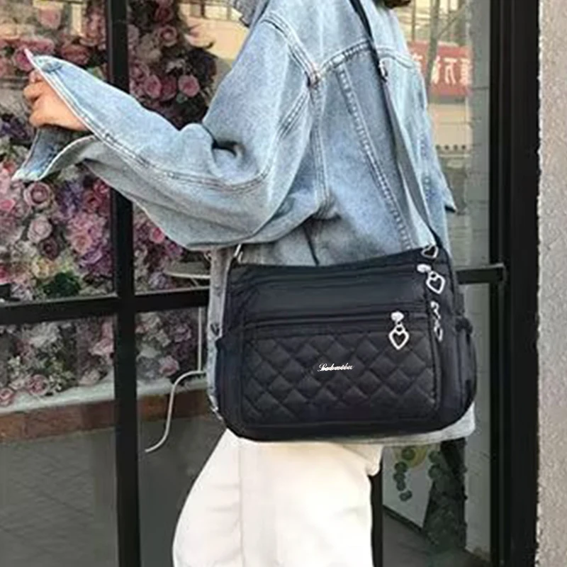 Trendige gesteppte Umhängetasche für Damen mit Herzdetails für den täglichen Gebrauch, Ausflüge am Pendel, stilvolle, leichte, lässige Ba mit mehreren Taschen – Detail 10