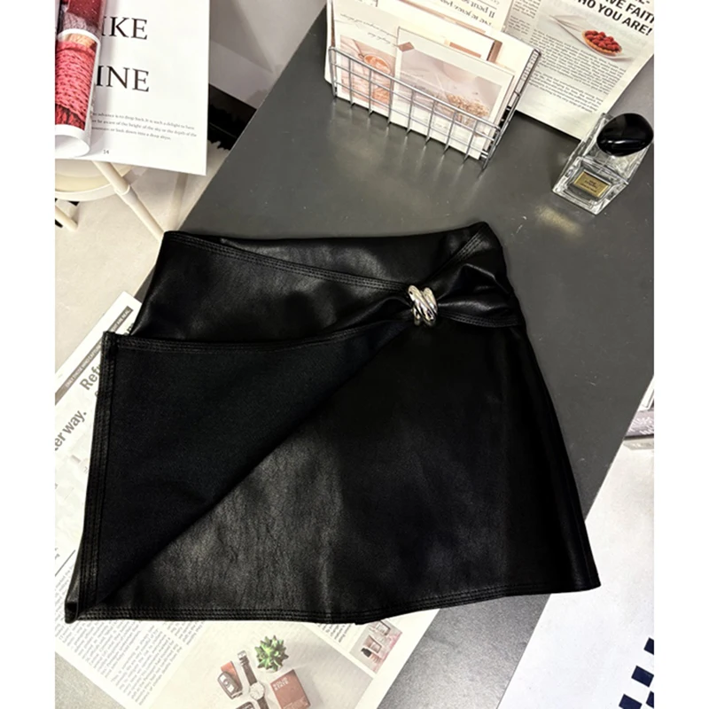 レディース ブラック PU レザー 非対称ヒップラップ ミニスカート、A ライン ストリートウェア、韓国デザイン、冬、レトロスタイル、デザインセンス