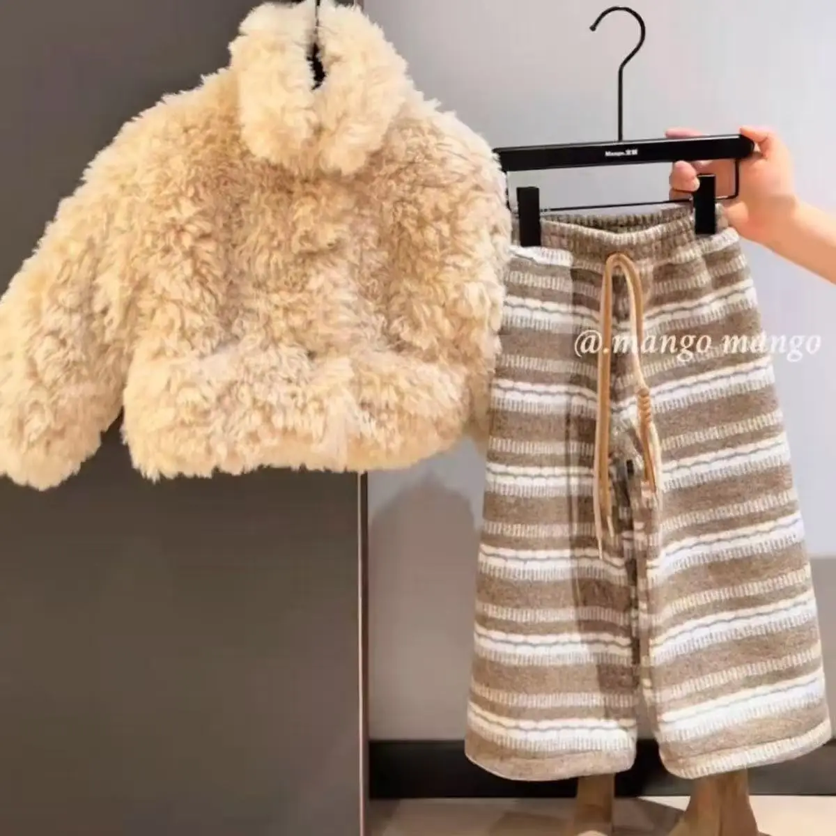 

Girls' Winter Clothing Set With Thickened Velvet New Children's Baby Woolen Sweater Coat Warm Striped Pants Two- Piece Set 2-7Y