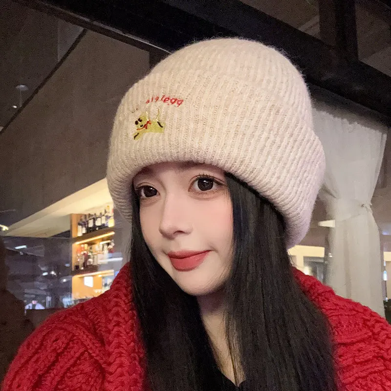 

Женская вязаная шапка с милой собакой и вышивкой, зимняя теплая шапка для защиты ушей для девочек, однотонная шерстяная вязаная крючком повседневная кепка