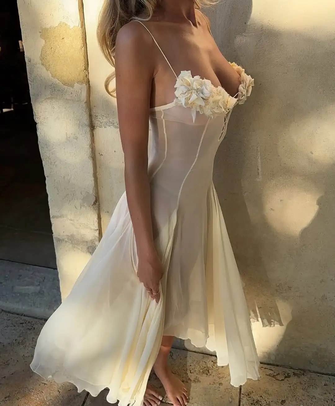 新しいデザインのセクシーなフルイリュージョンスパゲッティストラップイブニングドレス、バストに花柄、ユニークなスタイルのフリル、プロム、カクテル、ビーチドレス