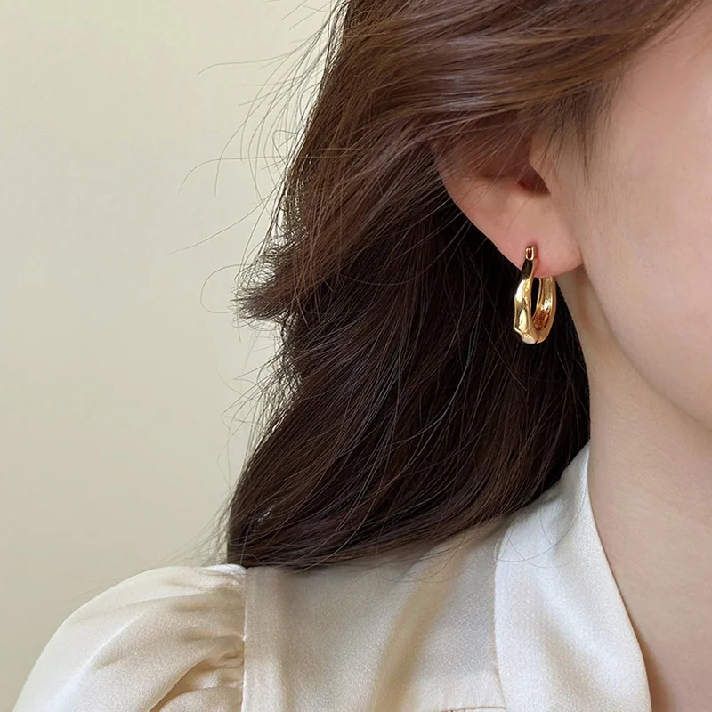 saptefamou-irregular-gold-plated-hoop-earrings-fashionable-minimalist-luxury-unusual-ear-cuffs-elegant-trendy-jewelry