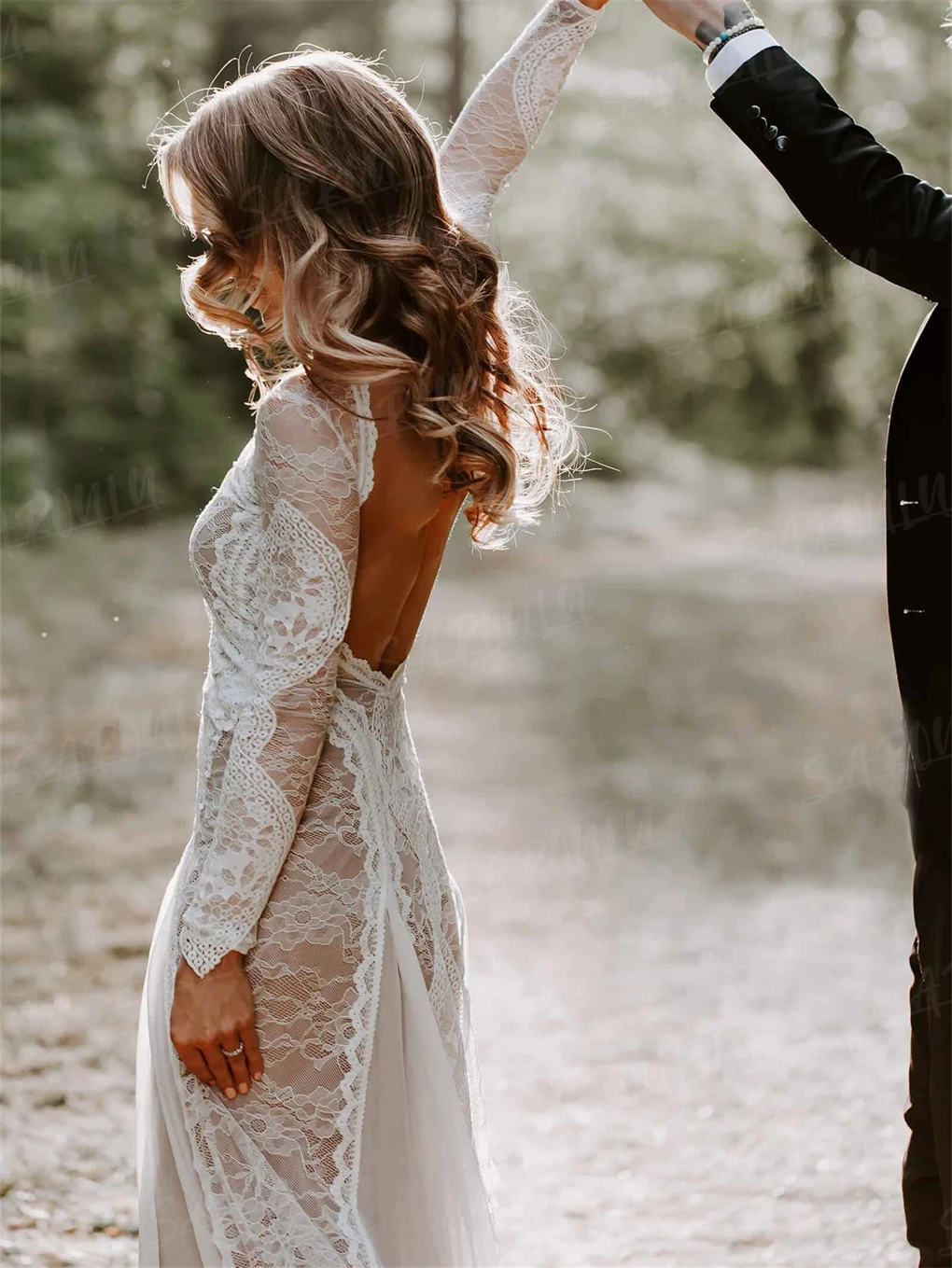 Customized Romantic Boho Long Sleeve Bride Dress Backless Beach Wedding Dress For Women Illusion Scoop Neckline Bridal Gown