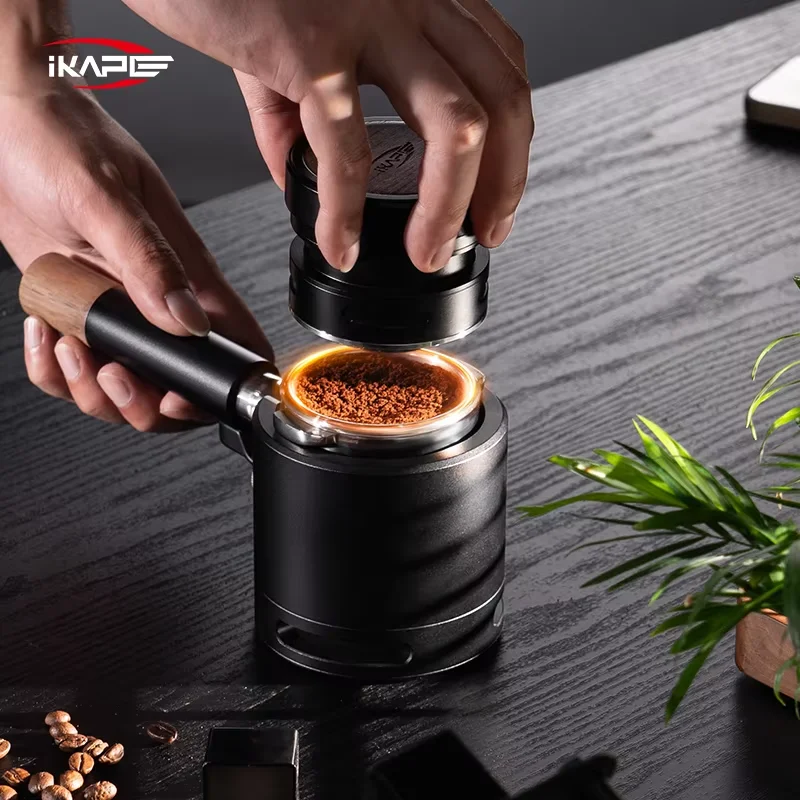 IKAPE موزع جاذبية اسبريسو، أداة توزيع القهوة الخشبية، لمرشح بورتافل بريفيل مقاس 51/54/58 مم باللون الأسود