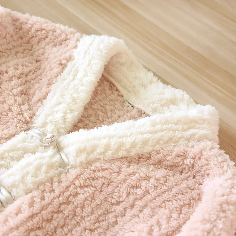 جديد خريف/شتاء 2025 بيجامات نسائية من الفلانيل برقبة على شكل حرف v سميكة ودافئة بأكمام طويلة سترة فضفاضة للمنزل قطعة واحدة