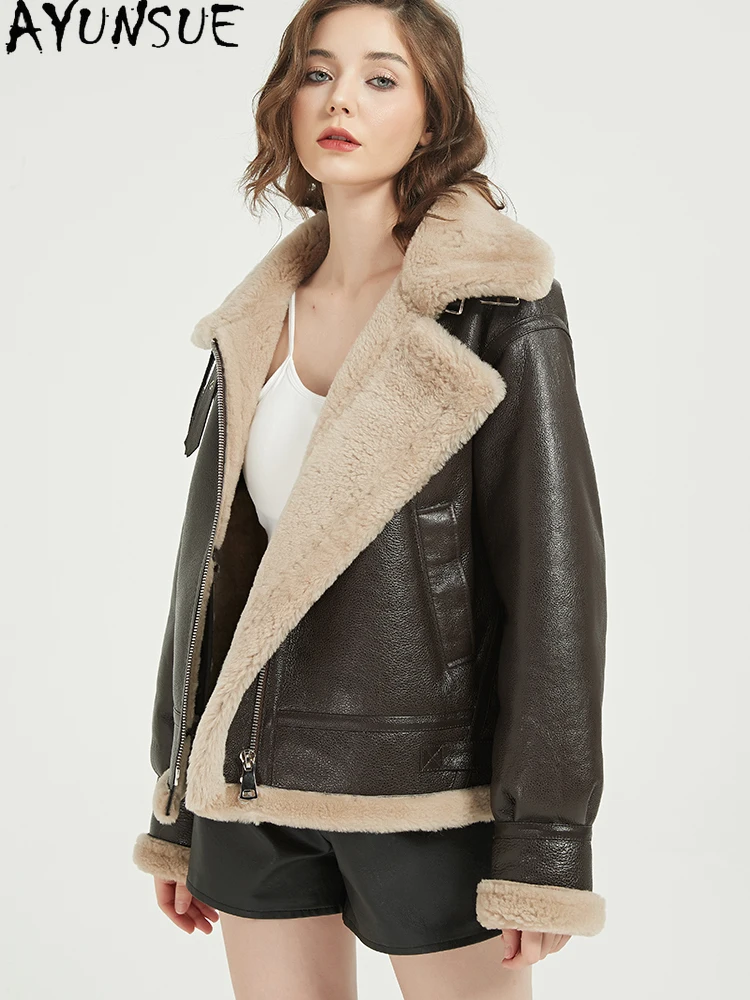 سترة من الجلد الحقيقي من AYUNSUE سترات نسائية للدراجات النارية 2025 معطف فرو من جلد الغنم الطبيعي ملابس شتوية كلاسيكية للسيدات ملابس خروج