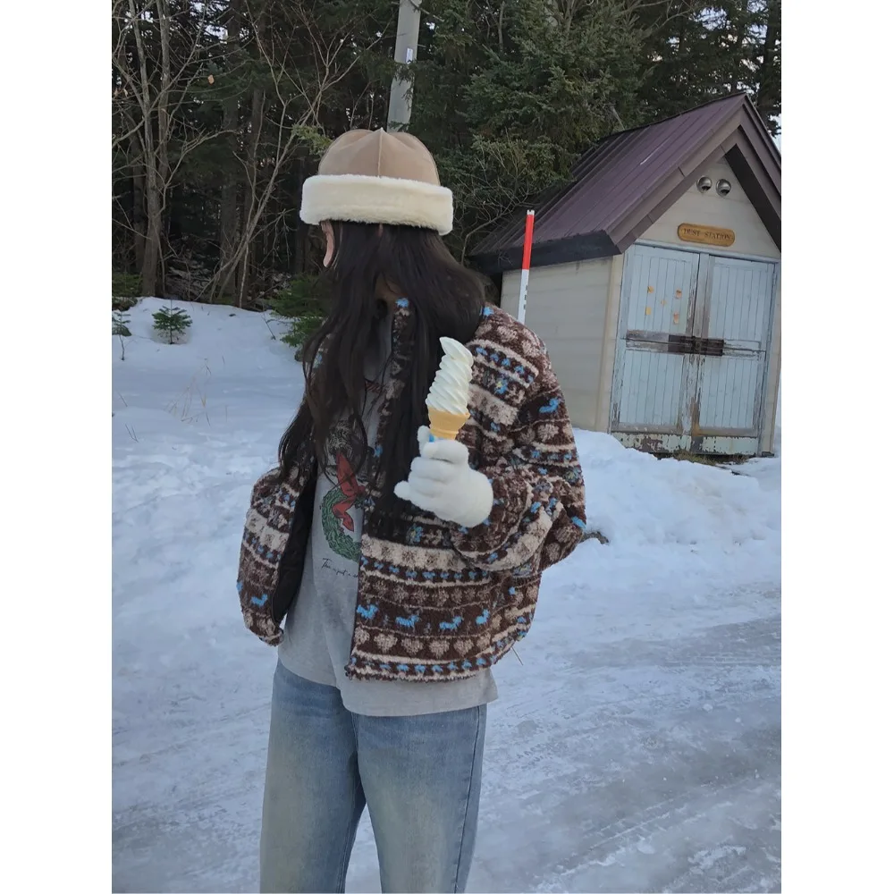 Kurtka damska zimowa z kapturem, retro chic, wzór w serca w stylu Fair Isle, ocieplana kołnierzem z imitacji futra.