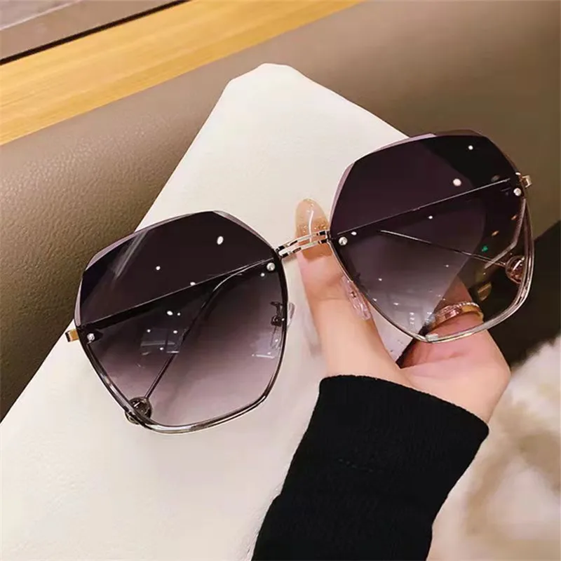 New internet celebrity hot selling frameless cut edge sunglasses, feminine style sunglasses, large frame slimming, fashionable a