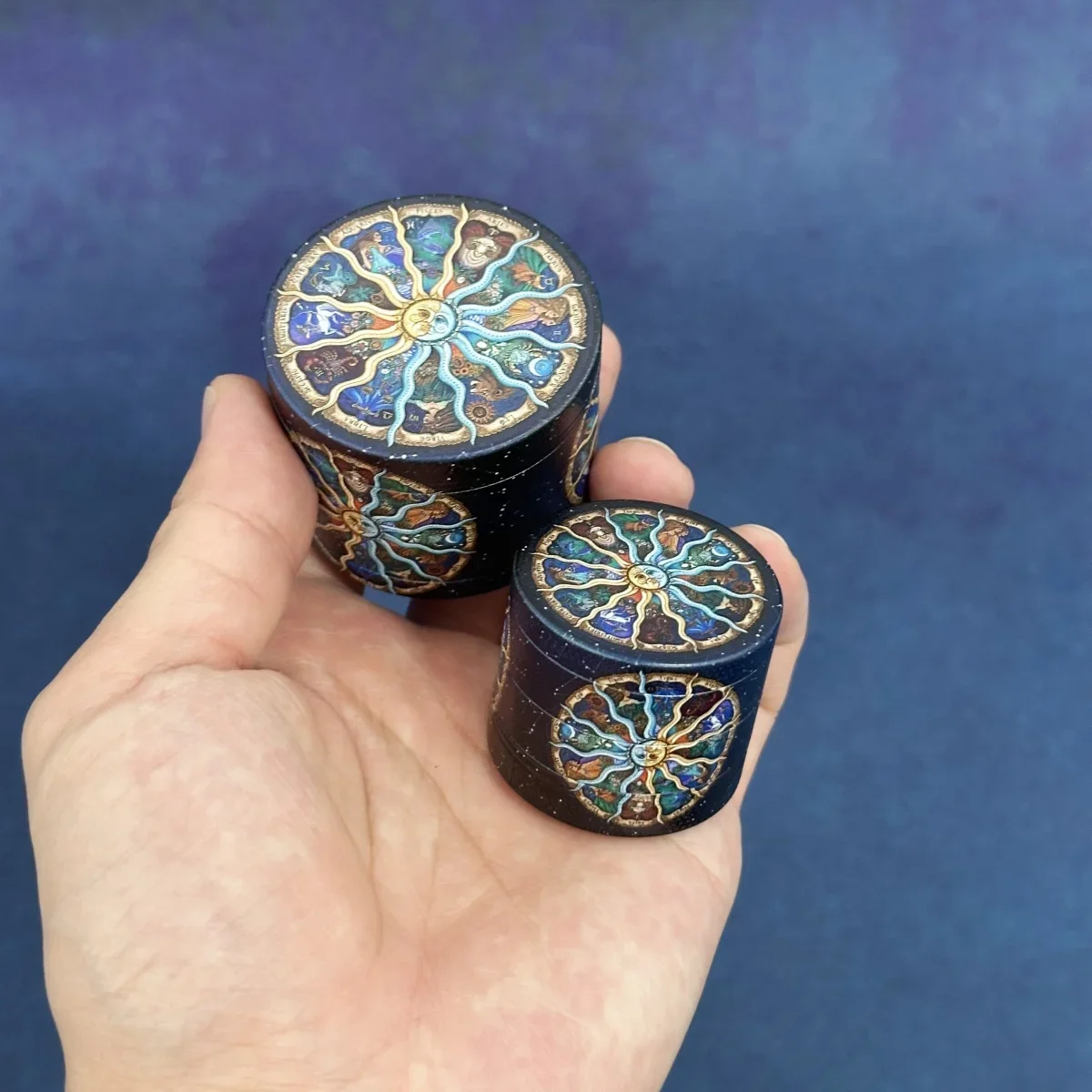 1 5/2inch Sun Grinder Jar Four Layer Metal Manual Herb Grinder Round Spice Crusher Kitchen Herb Preparation Grinding Tool Gift