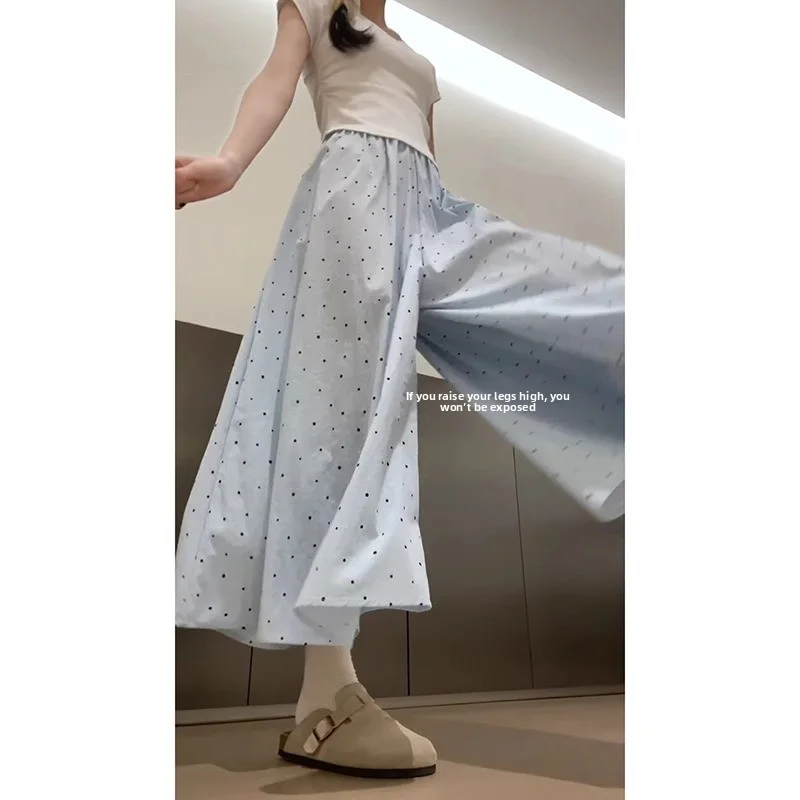 Sommerliche Damenhose mit Polka Dots und weitem Bein, leichtes und fließendes Design