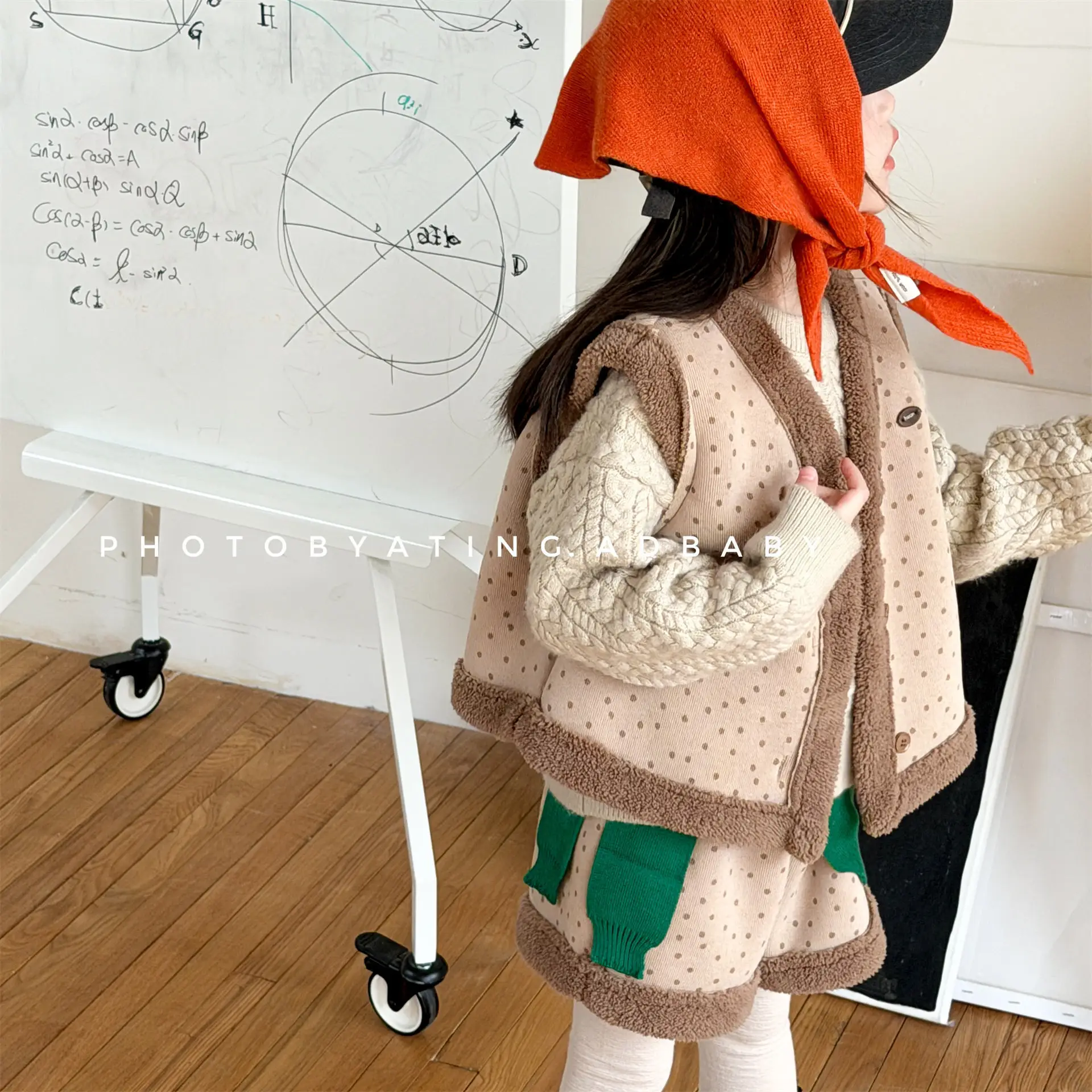 

2025 Новый зимний комплект теплой детской одежды, жилет из флиса ягненка для девочек + шорты, комплект из 2 предметов, модная бархатная плотная одежда для маленьких девочек