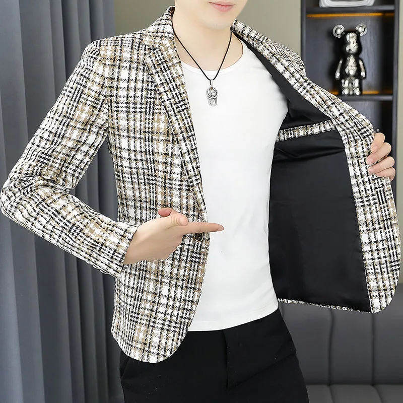 

The new spring checkered suit for men is fashionable and handsome. It is a fitted small suit for young people and a single jacke