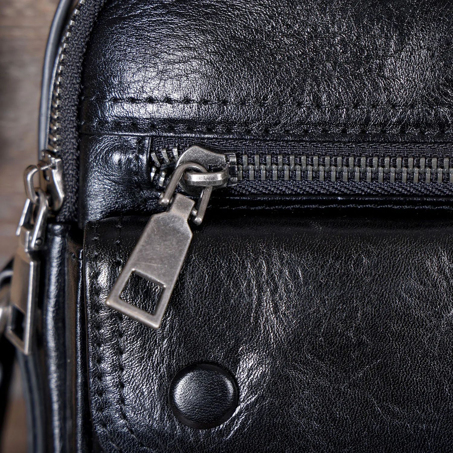 S.WORKER Echtleder Herren Umhängetasche Messenger Bag Crossbody-Taschen für Männer Rindsleder Oberleder Modischer Casual-Stil – Detail 11