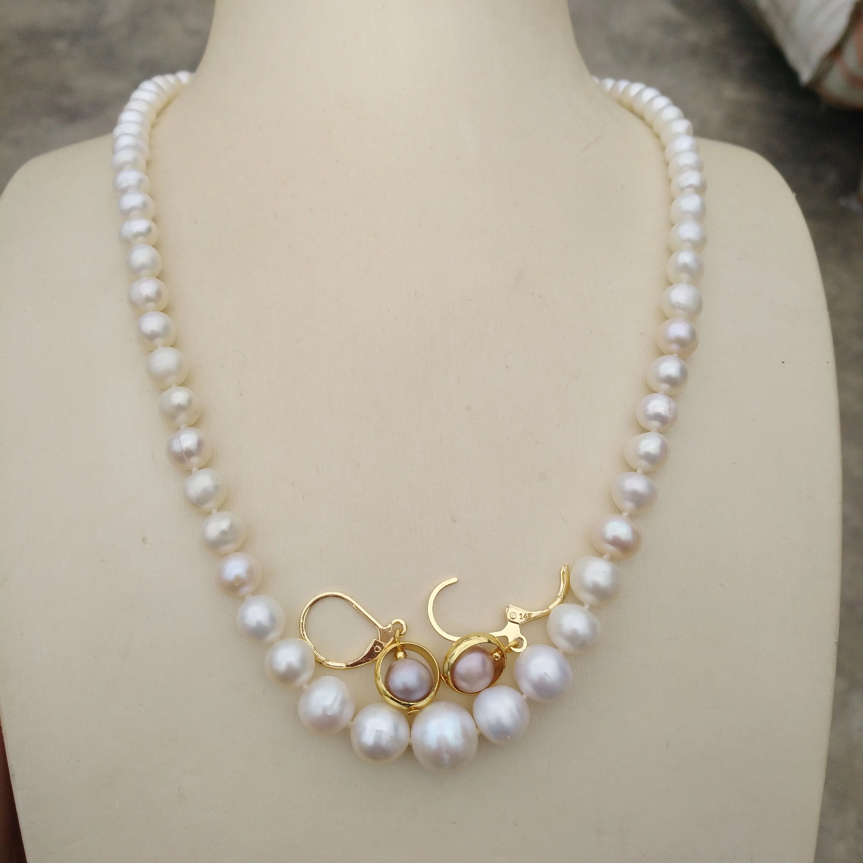 

Вечное изящное украшение: ожерелье из натурального белого жемчуга Южных морей класса ААА (5-10 мм) и серьги-подвески с фиолетовым жемчугом