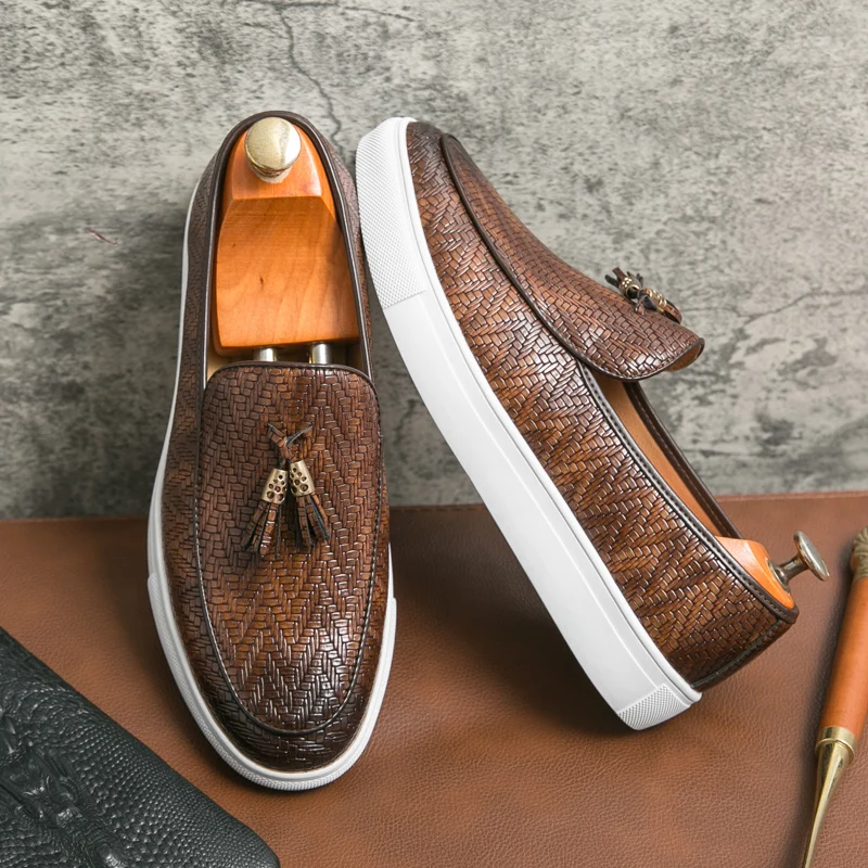 Elegantes Slip on Tasseled Loafers New Breathable Moccasins Driving Design Casual Shoes for Men Fashion Male Wedding Dress Shoes