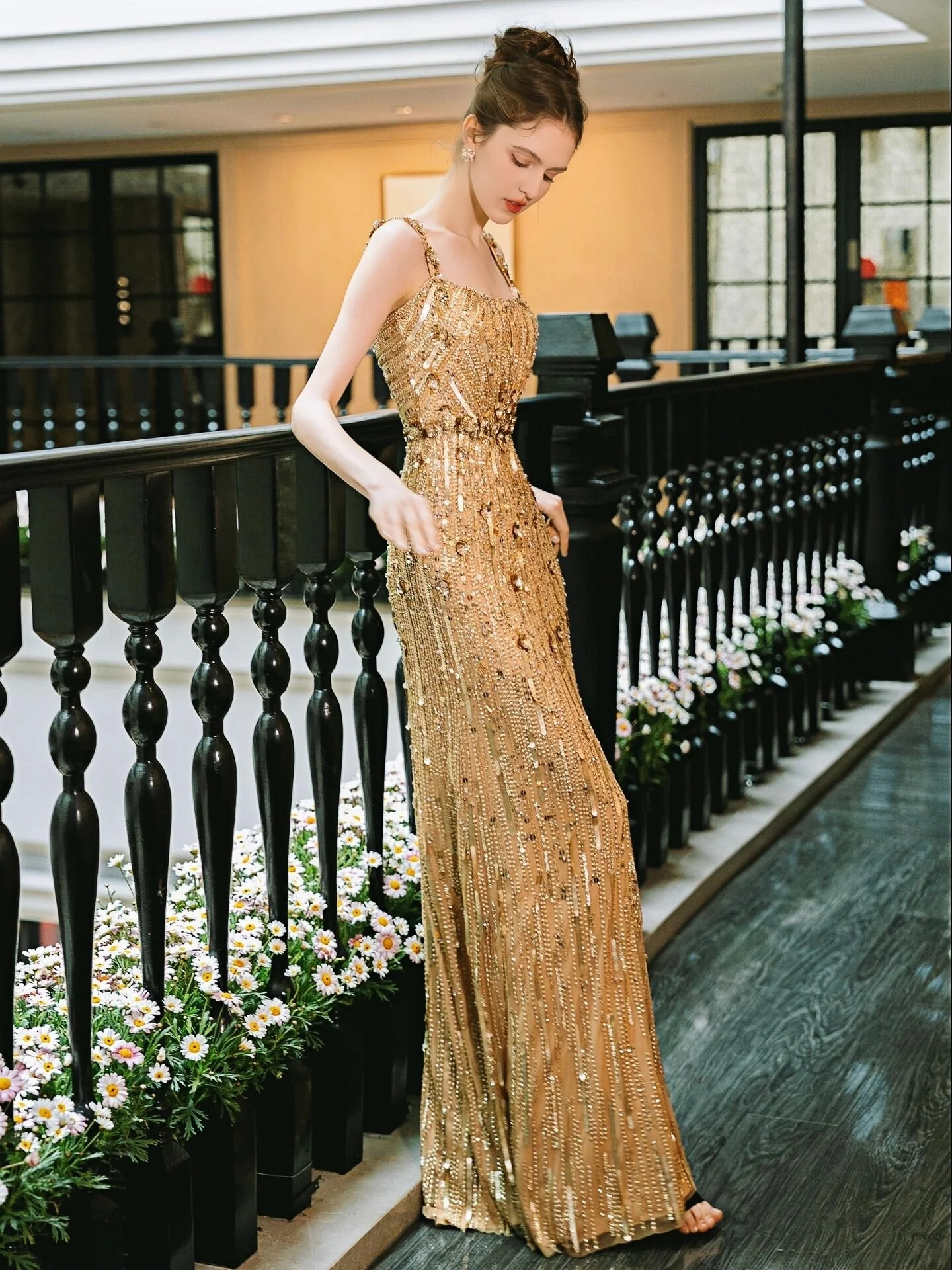 Vestidos dorados de celebridades, lentejuelas brillantes, diamantes de imitación, sirena, tirantes finos, banquete, fiesta de aniversario, vestidos