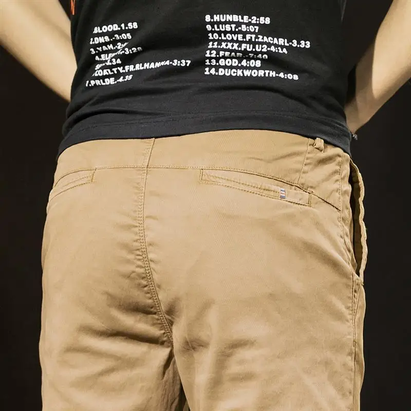 Pantaloni Chino kaki casual Pantaloni dritti da uomo in cotone Pantaloni lunghi da strada urbani primaverili Stagione primaverile Casual americano per giovani