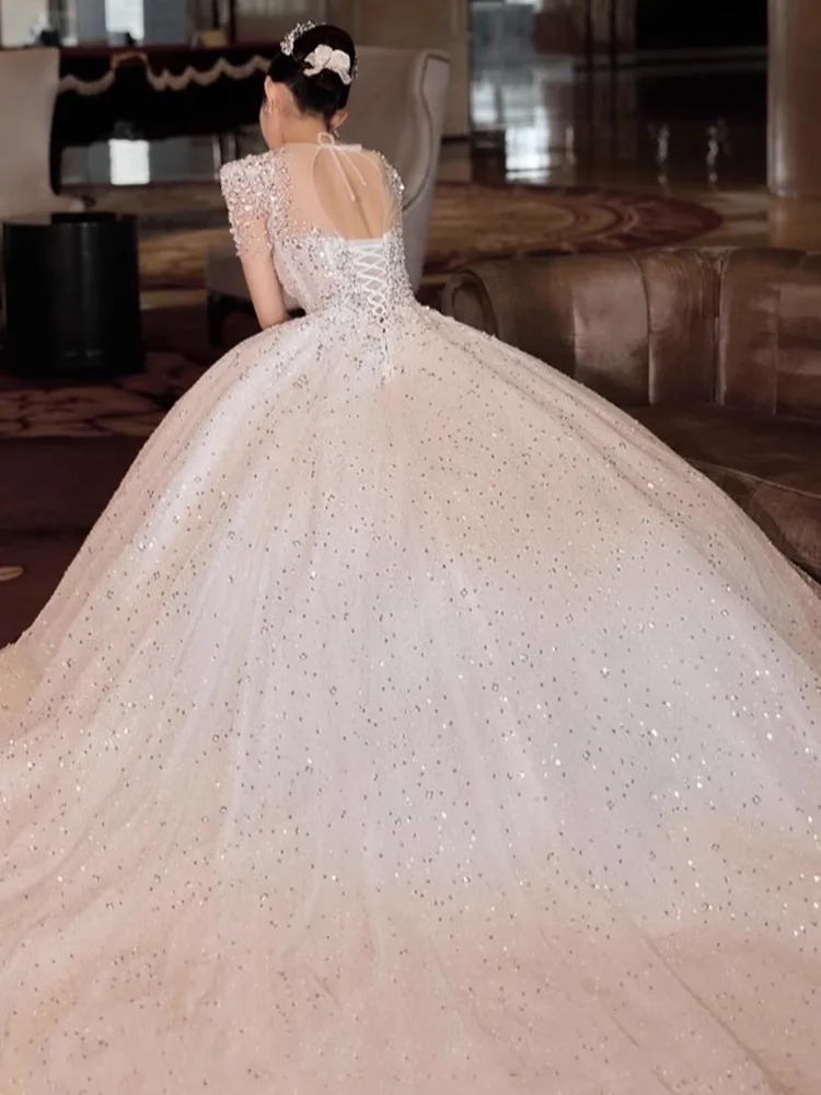 فستان زفاف أنيق بأكمام قصيرة، ثوب فاخر بذيل للعرائس، تطريز ثقيل، تصميم صدرية مع ذيل طويل، قماش كريستالي